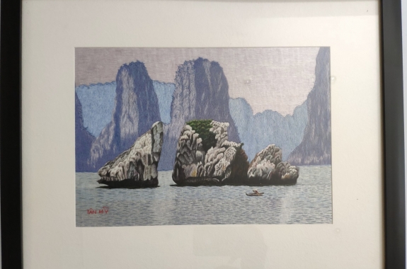 Hand-embroidered painting - The kissing rocks of Ha Long bay (big size)